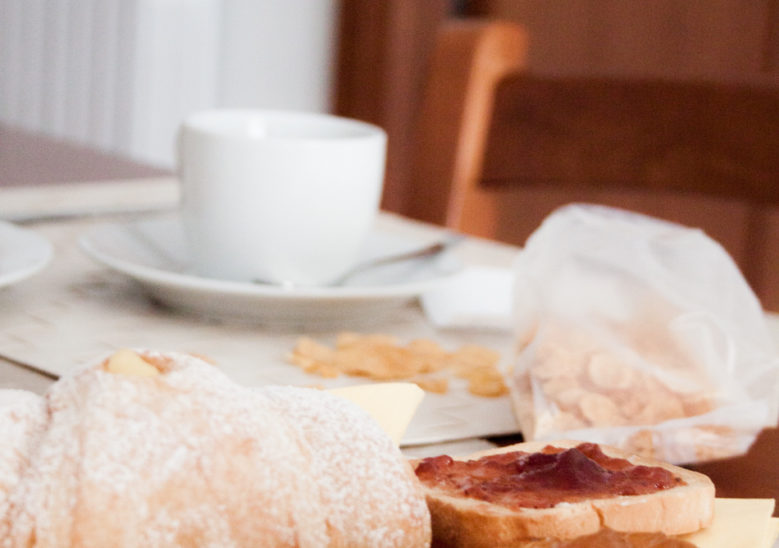 a casa di amici - colazione cornetti