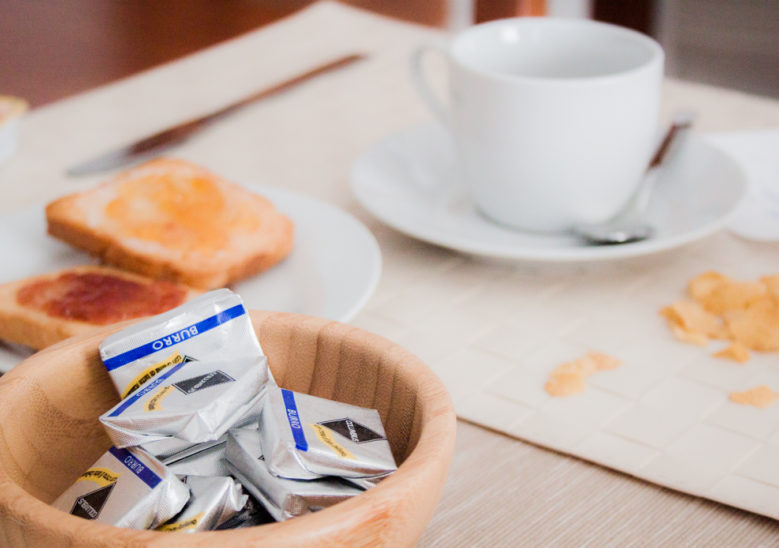 a casa di amici - colazione fette biscottate